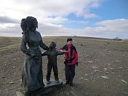 Karin am Nordkar. Skulptur >Kinder der Welt<